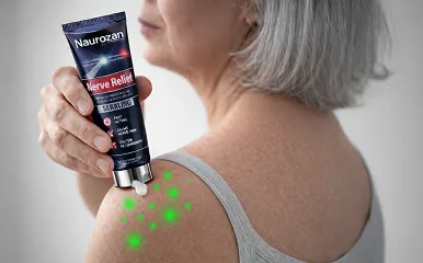 Frau, die die Naurozen Creme aus der Tube auf ihre Schulter aufträgt