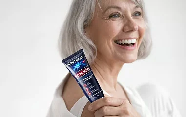 Lächelnde Frau, die die Tube der Naurozen Creme mit beiden Händen hält